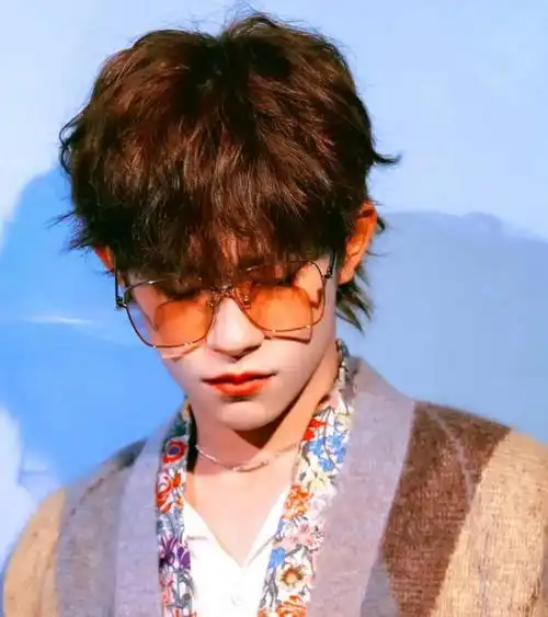 易烊千玺又换新发色!银灰色三七分,迷倒万千少女