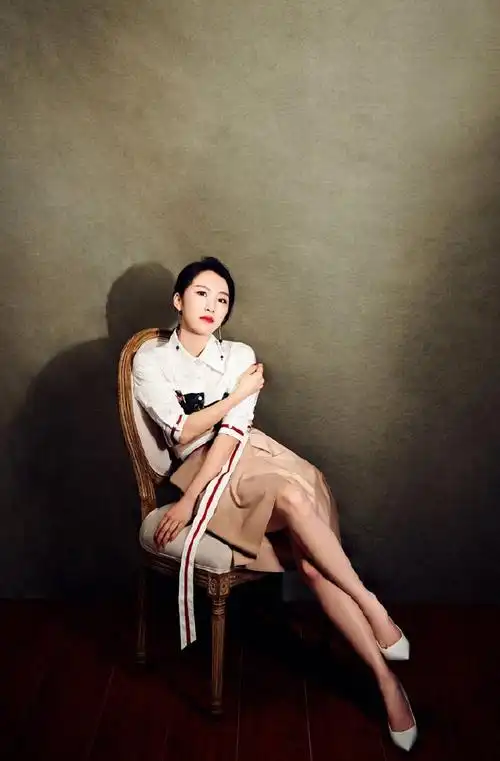 美女演员李念简约优雅时尚写真