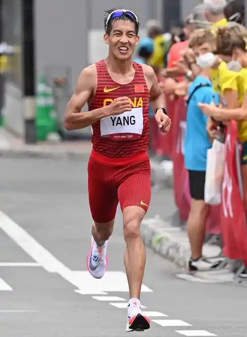 当日,东京奥运会田径男子马拉松比赛开赛.