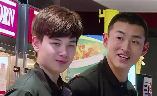 王彦霖自创叫卖法发出魔性的欢迎光临让胡先煦笑弯了腰