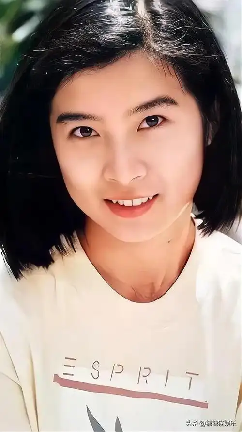 琼瑶女郎岳翎清丽脱俗气质非凡