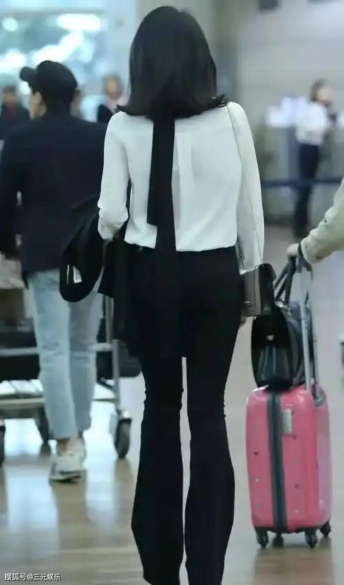 宋茜走机场真惹眼,穿白色衬衣配黑色西裤,连背影都美如画_网友_中性