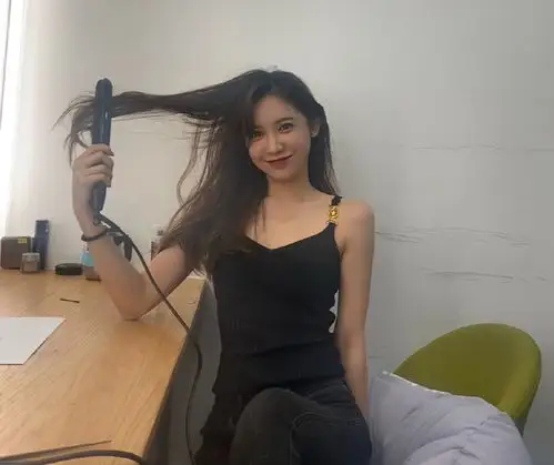 在没有比赛解说的日子当中,美娜和杨毅,苏群等解说员一样,体会了一次