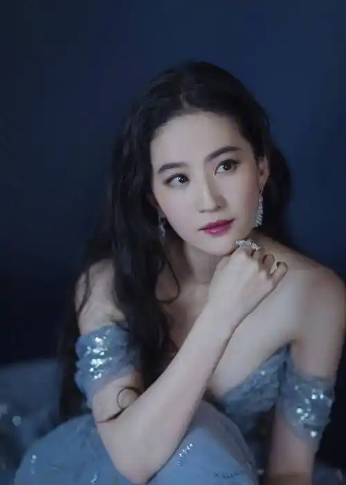 刘亦菲身材有肉曲线饱满,顶着"初恋脸"穿抹身材纱裙,时尚又迷人_设计