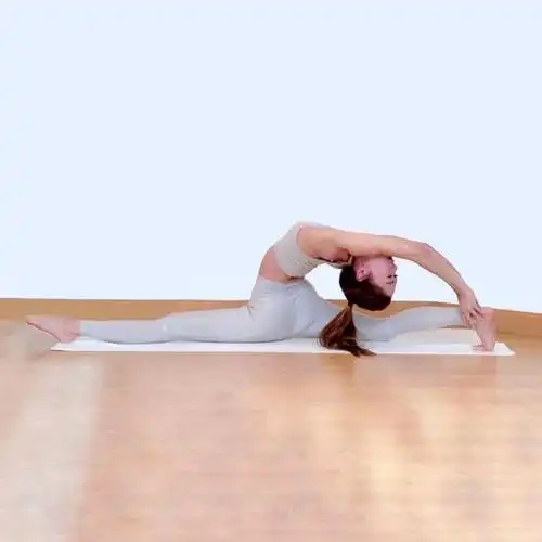 2,左脚脚尖绷直,右脚脚尖点地脚跟离地.