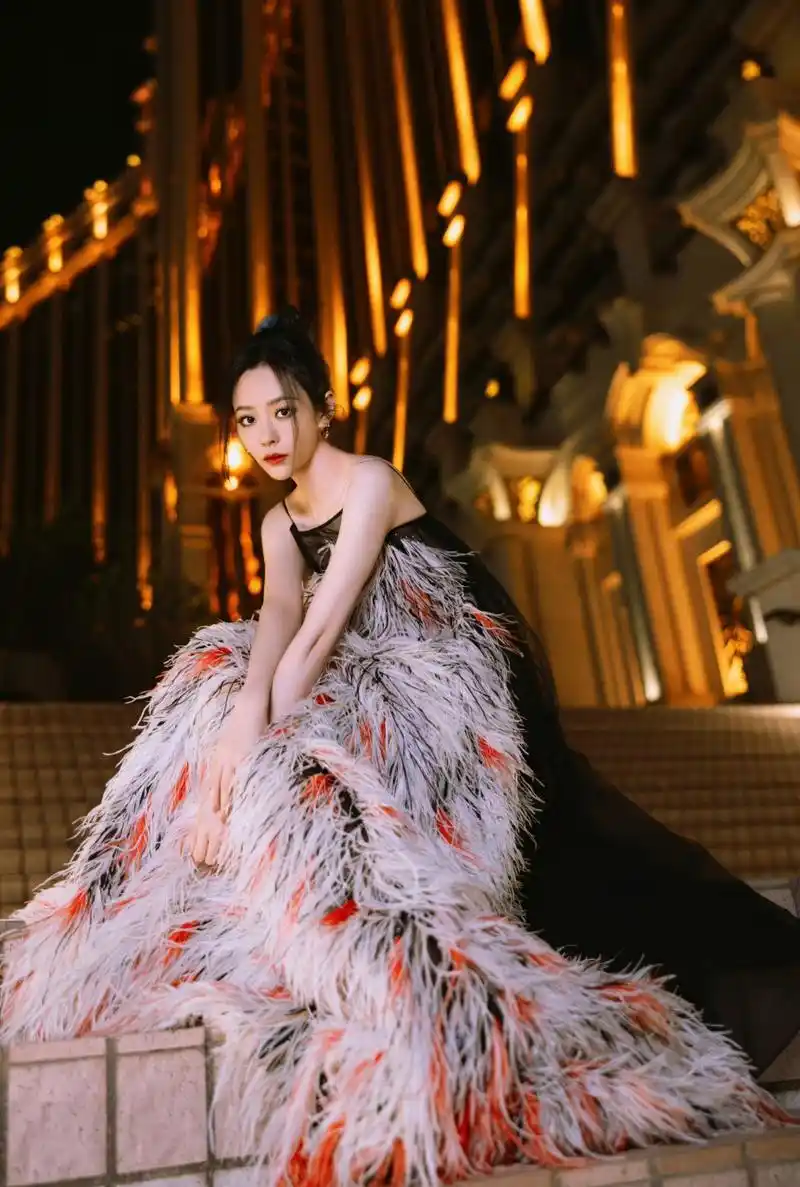 张靓颖越来越漂亮了,一袭羽毛吊带长裙,优雅精致,妩媚动人!