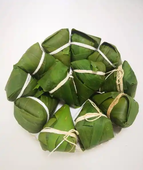 各种馅料,用竹叶,箬叶,芦苇叶等包裹而成,粽子的包法和形状丰富多样