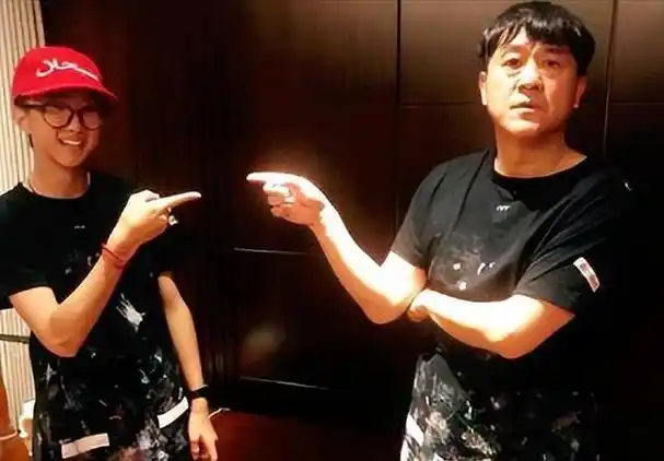 著名演员何冰:有妻万事足,婚后事业飙升,赚的钱全部上交给老婆