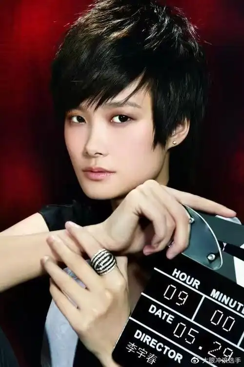 从《超级女声》开始,李宇春就留着一头短发,远处看就像一个"假小子"