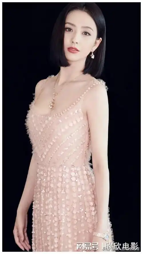 她的作品涵盖了多个领域,无论是古装剧还是现代剧,她都能够游刃有余地