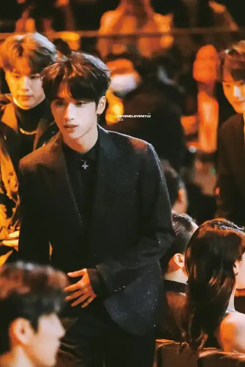 严浩翔纯黑西装##与严浩翔共赴微博之夜