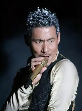 张学友妻子崩溃现身,歌神卖唱还债引网友争议!