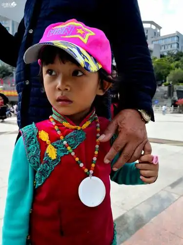怒族小女孩