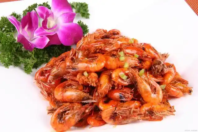 今天教大家做一道超级好吃的油爆河虾,经典的本帮菜