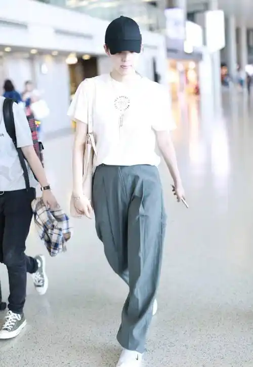 欧阳娜娜真会玩,穿白t配拖地裤轻松凹出大长腿,简直不要太美了_时尚