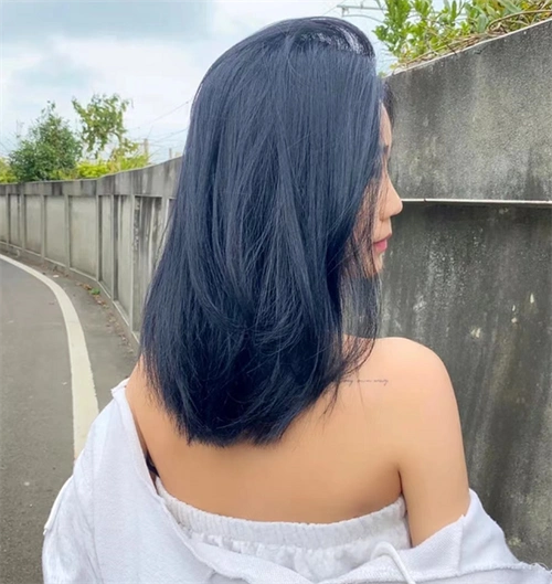 2023流行染蓝黑色 高级又不挑肤色_2023年流行发型 - 美发站