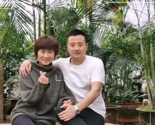 赵海燕结婚24周年发全家福,和老公同框就像两代人