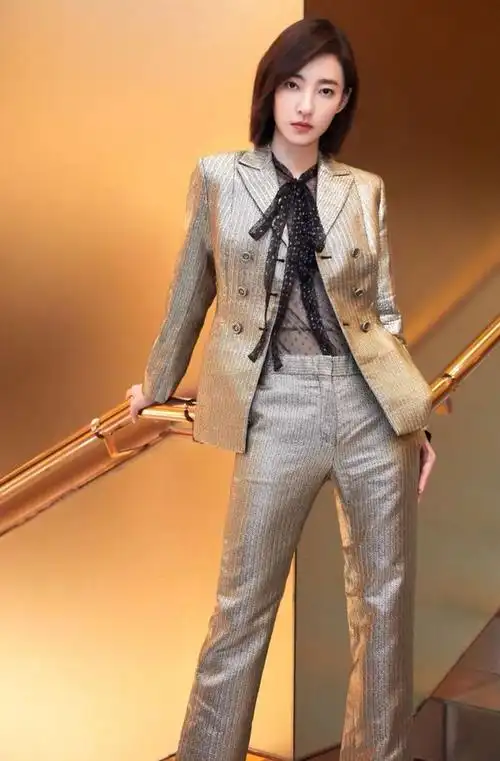 王丽坤穿西装格外耀眼,和咱们平时穿出来的感觉不一样|混搭|衬衫|西裤