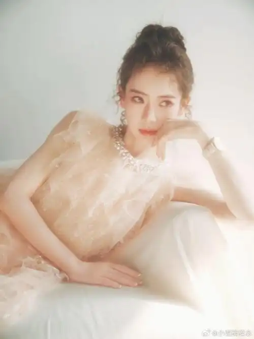 戚薇最新大片释出～一身纱裙搭配蛋卷丸子头