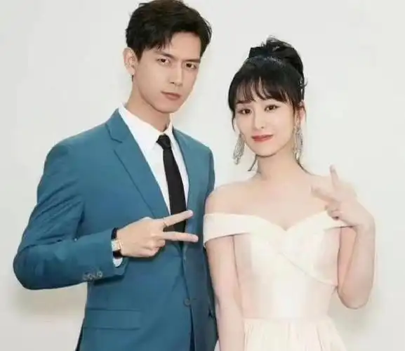 想必大家对杨紫和李现这对"童颜夫妇"cp非常熟悉了吧.