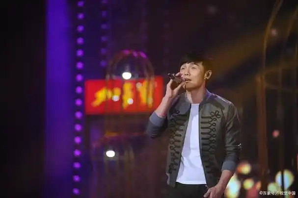 李荣浩,1985年7月11日出生于陕西省西安市,中国内地流行乐男歌手,音乐