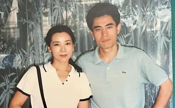 任教的赵奎娥,拥有着令人羡慕的职业,过着风光无限的生活;而陈宝国却