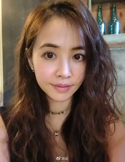 41岁蔡依林晒自拍照冻龄美貌被网友称赞像女大学生