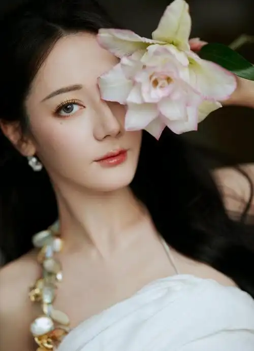 迪丽热巴新高定