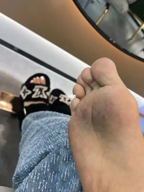 行这把脚底06染成黑色怎么搓都洗不干净还不如一双几百的羊毛拖靠谱