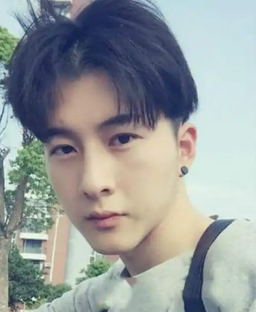 剃两边留中间刘海的发型叫什么_发型图片