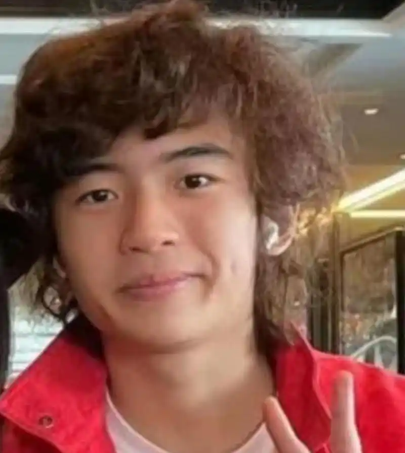 谢霆锋大儿子和爷爷谢贤年轻时更像一点,没有爸爸谢霆锋帅气.