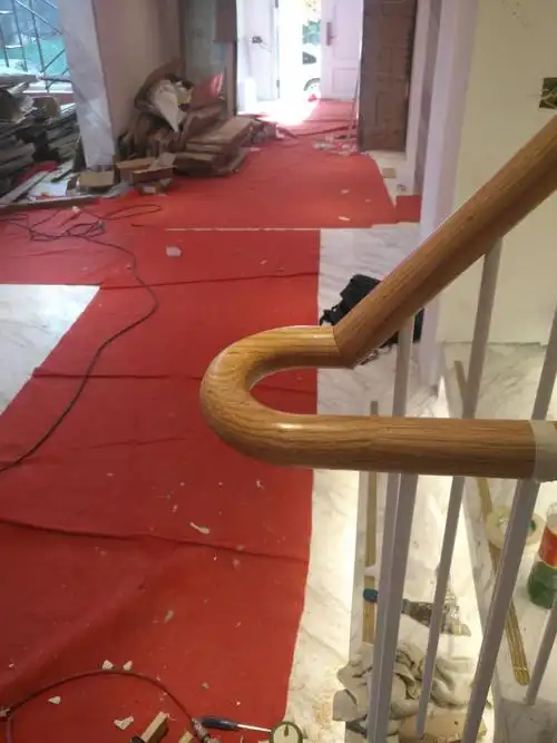 首层安装调整楼梯间木制扶手转角.