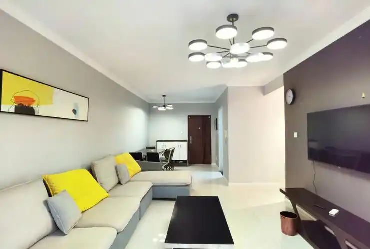 房东去年才装修的88平套三满二唯一