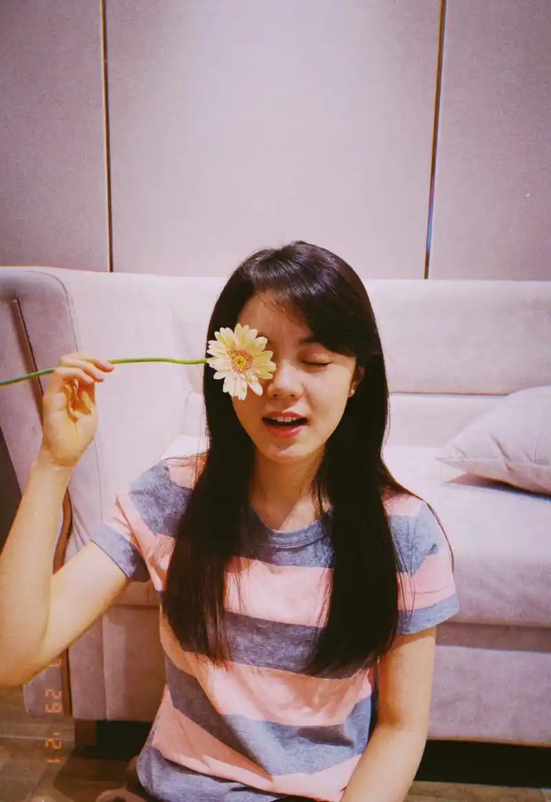 赵今麦手拿鲜花拍照92清纯又美丽.