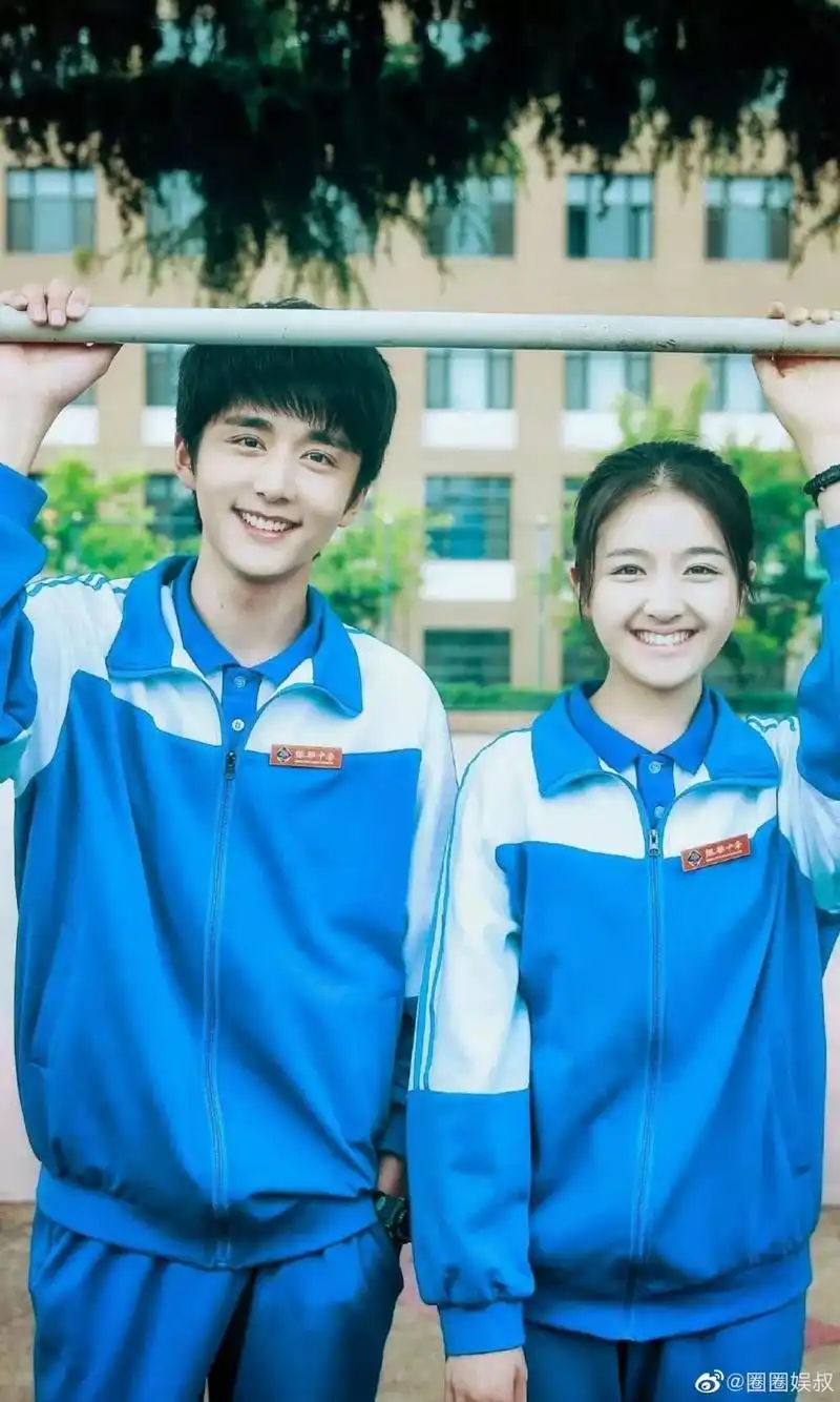 没错~《你好,旧时光》里余周周的扮演者——李兰迪.