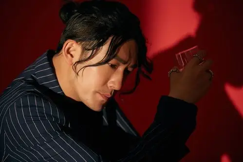 张博复古大片曝光 硬朗帅气玩转怀旧潮流