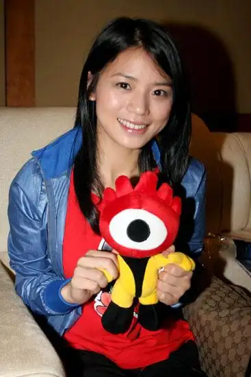 图文:《封面女生》见面会-黄英手捧小浪人