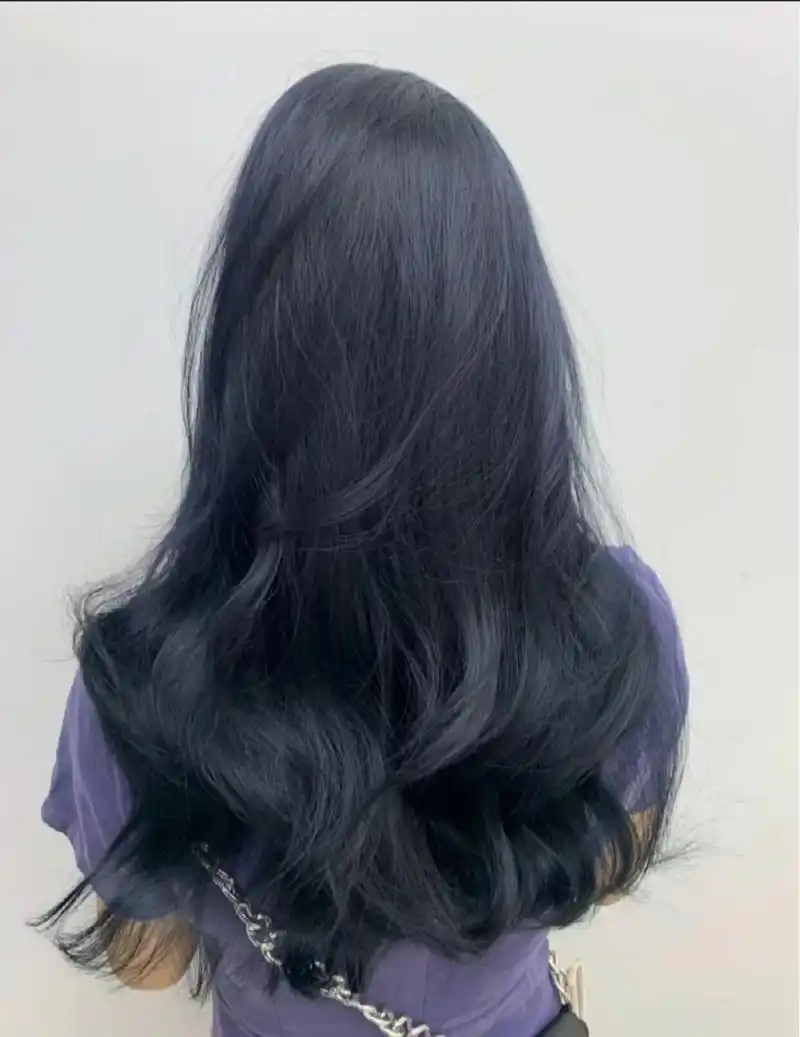 蓝黑色头发适合什么肤色?