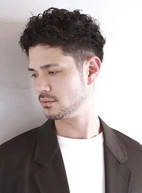 男士发型新风尚两侧铲短头顶烫卷卷