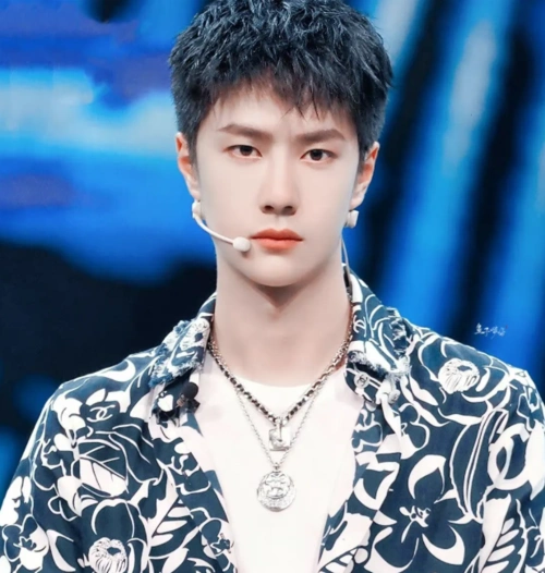 王一博配短发超级清爽青春气息扑面而来