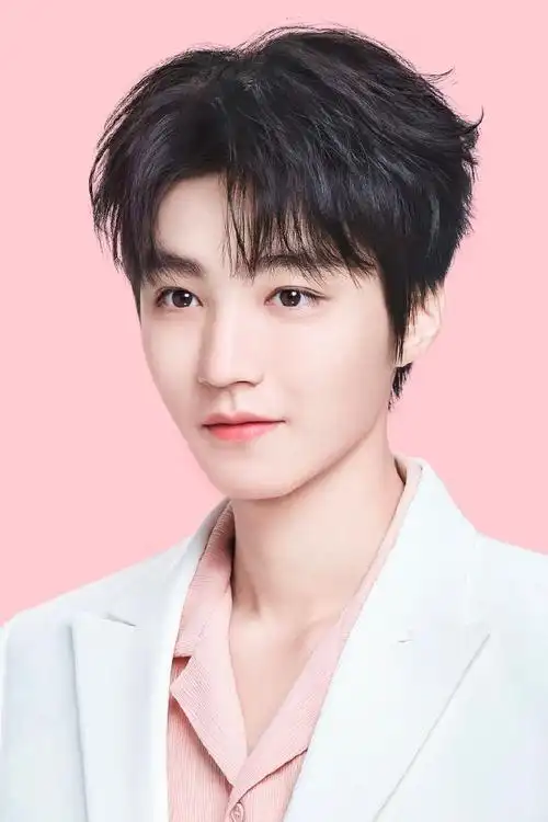 王俊凯牛仔套装机场路透