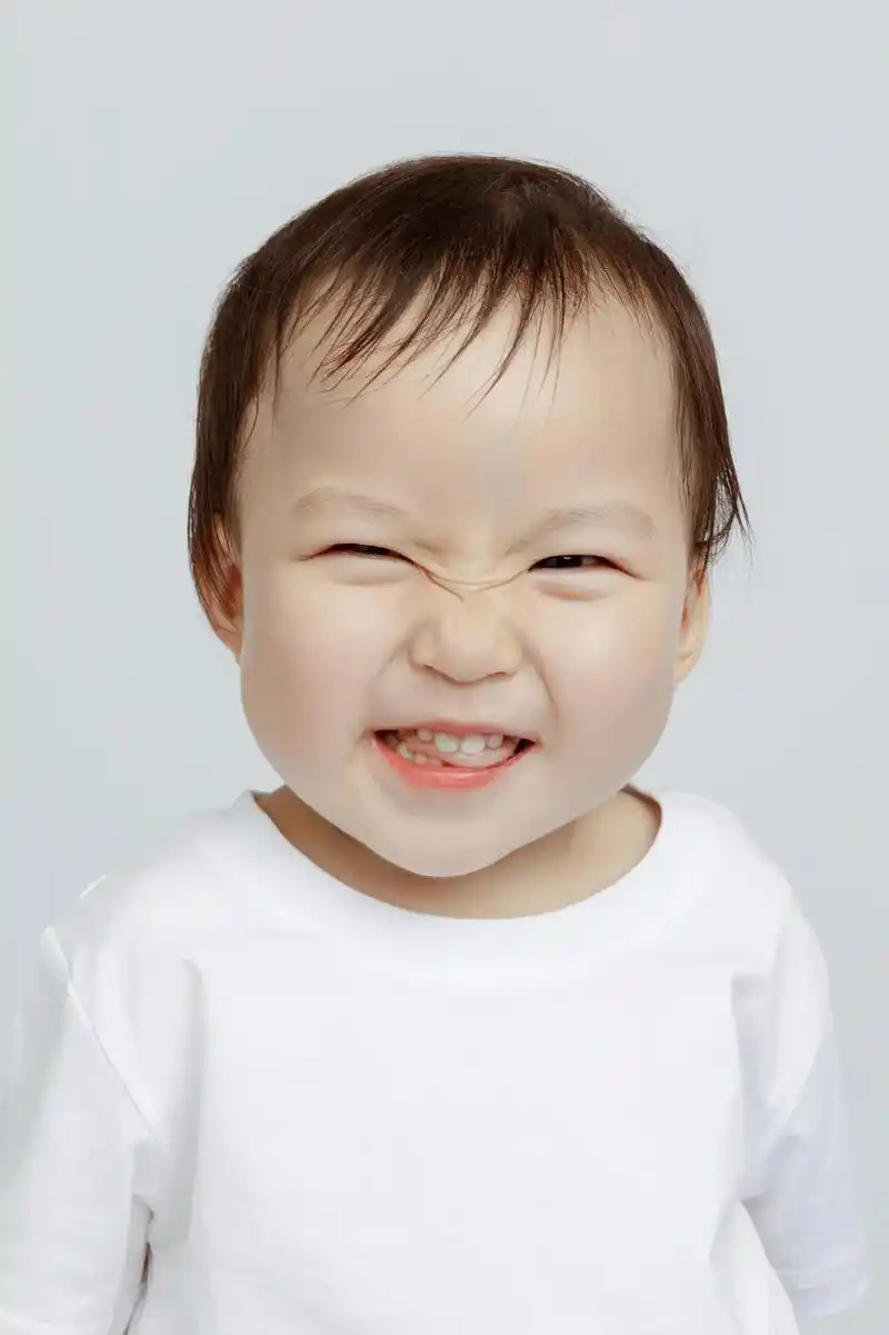 抖音小助手 #照片 #萌娃 21月20天～小表情太丰富了, - 抖音