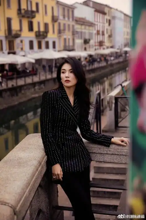 刘涛春日街景四宫格随拍##刘涛波点西装造型