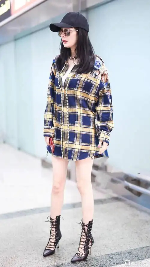 杨幂太有"国际范",条纹大衣搭配黑色上衣自然清新,大气利落