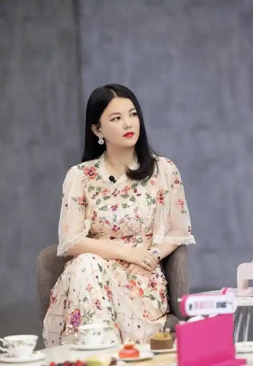 李湘从不刻意隐藏自己的身材,虽然看着有些胖但不丑,穿花裙好美_印花