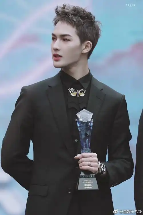 都说寸头是检验男明星颜值的唯一标准感受一波朱正廷的寸头照