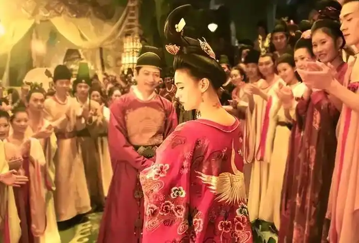 六宫粉黛无颜色",就连她的公公都对她垂涎三尺