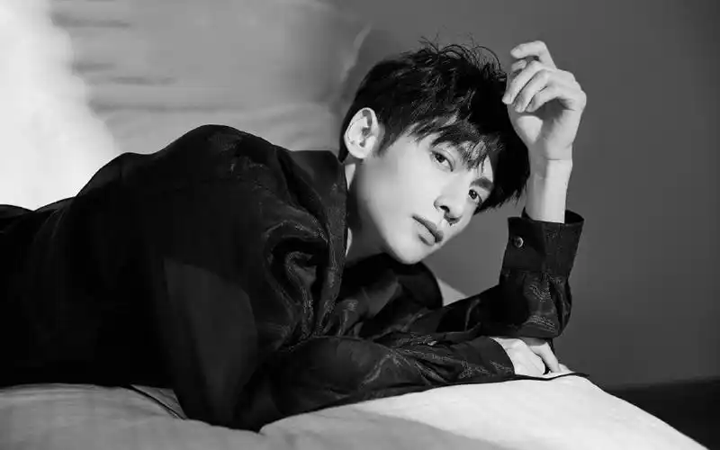 罗云熙清爽帅气写真桌面壁纸