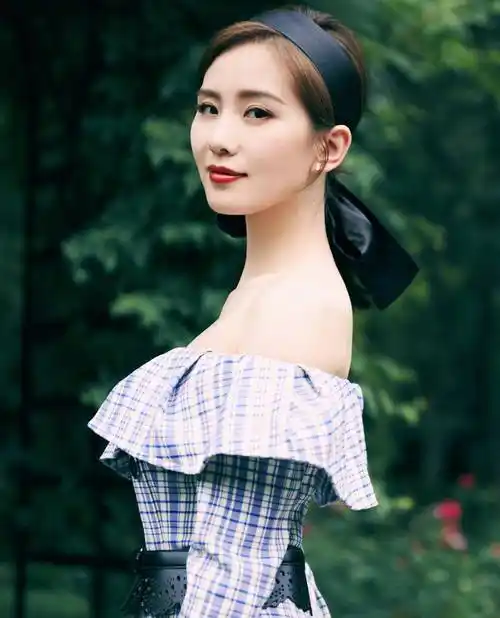 原创气质比颜值更重要看看刘诗诗的天鹅颈配上一字肩裙太美了