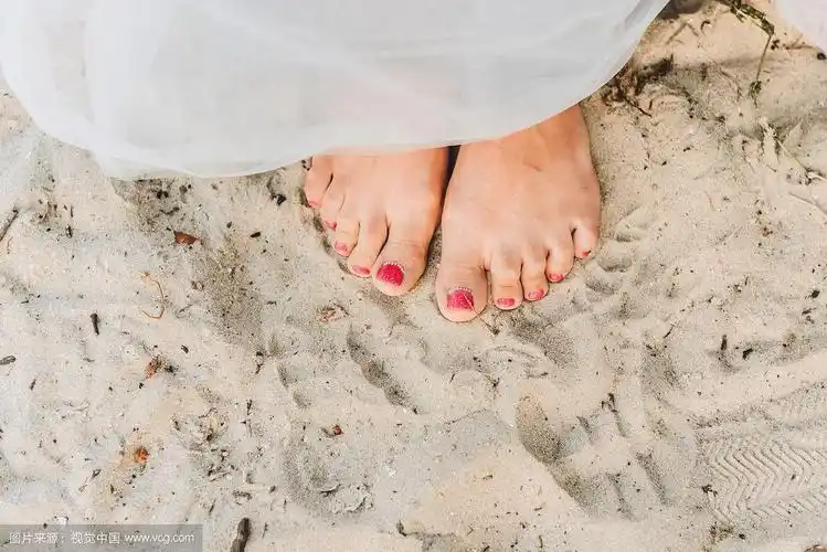 光脚站在沙滩上的女人